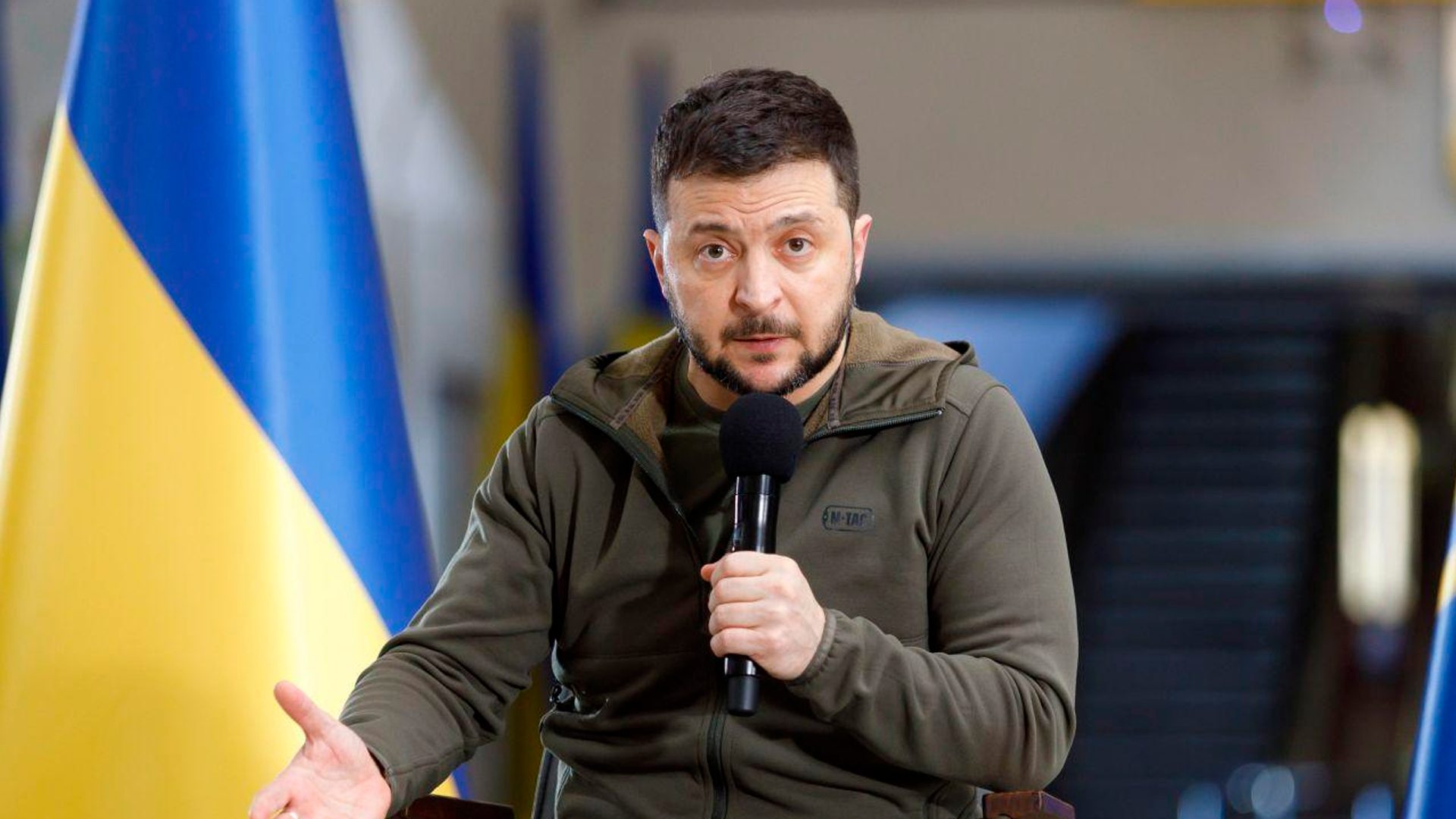 Зеленский заявил о наличии вопросов к сбежавшим за границу украинцам