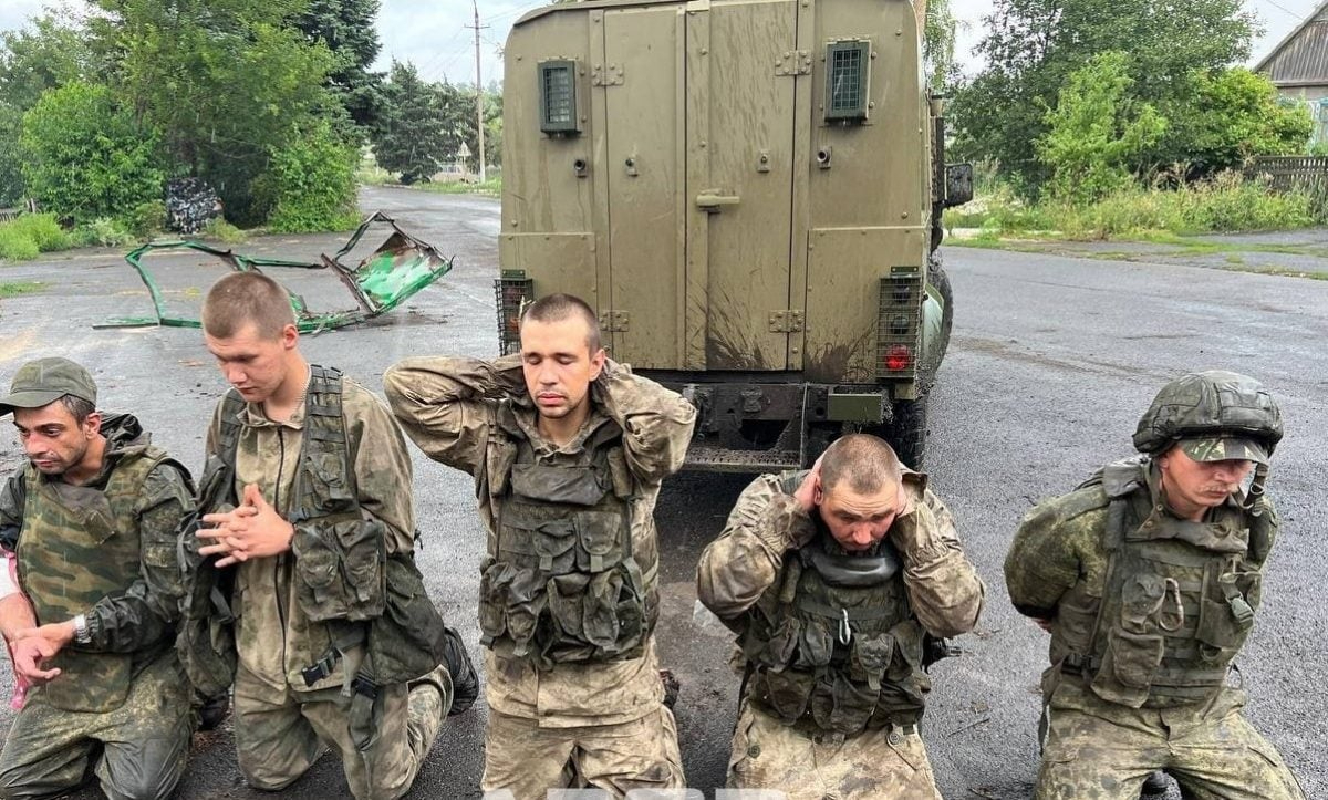 Русские бойцы взяли в плен украинских солдат под Купянском