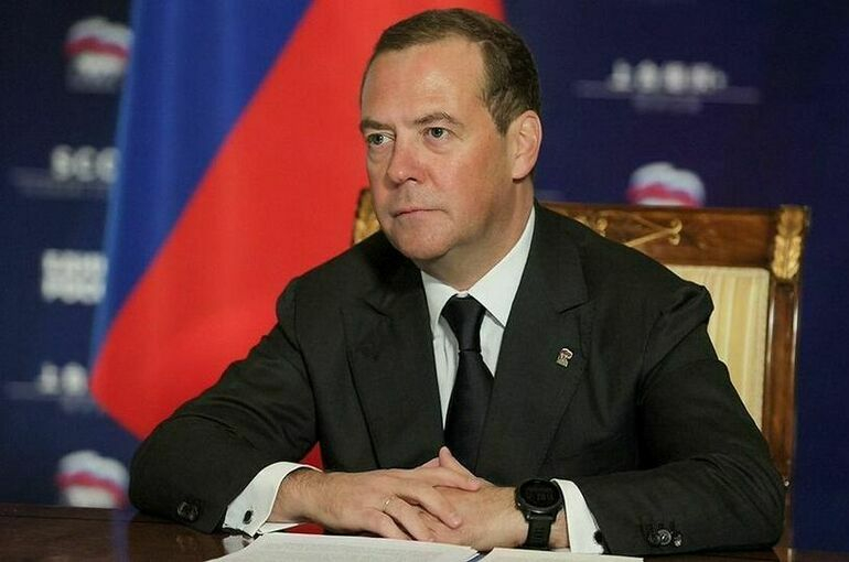 Медведев: существование Украины смертельно опасно для украинцев