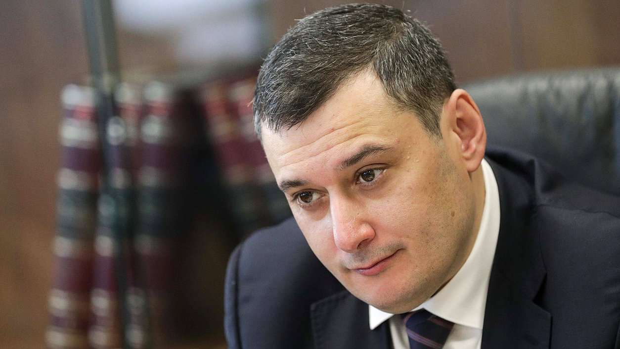 Хинштейн пригрозил проверкой воинской части в ДНР из-за пожара с утратой оружия