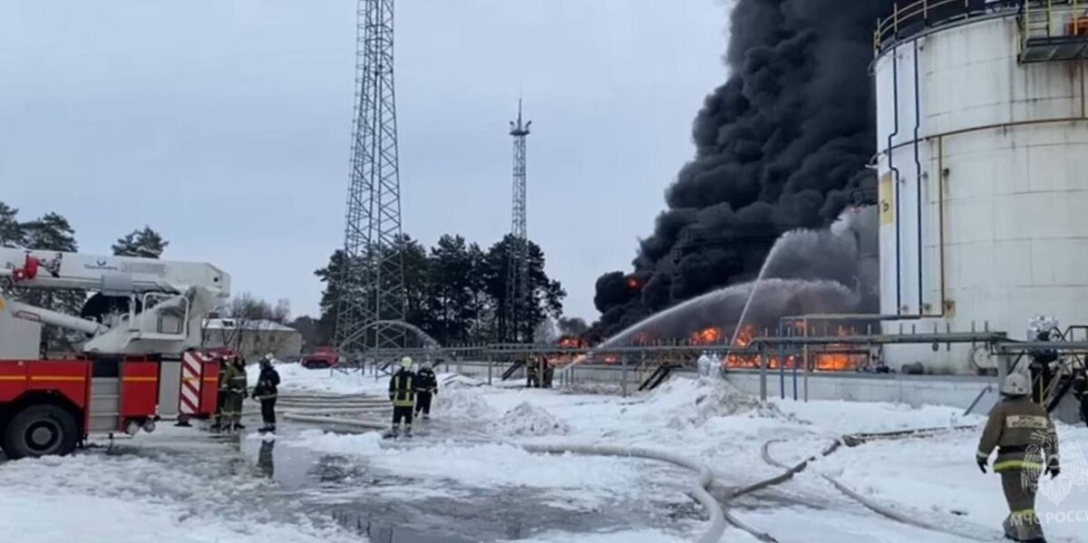 В Брянской области эвакуировали жителей Клинцов из-за пожара на нефтебазе