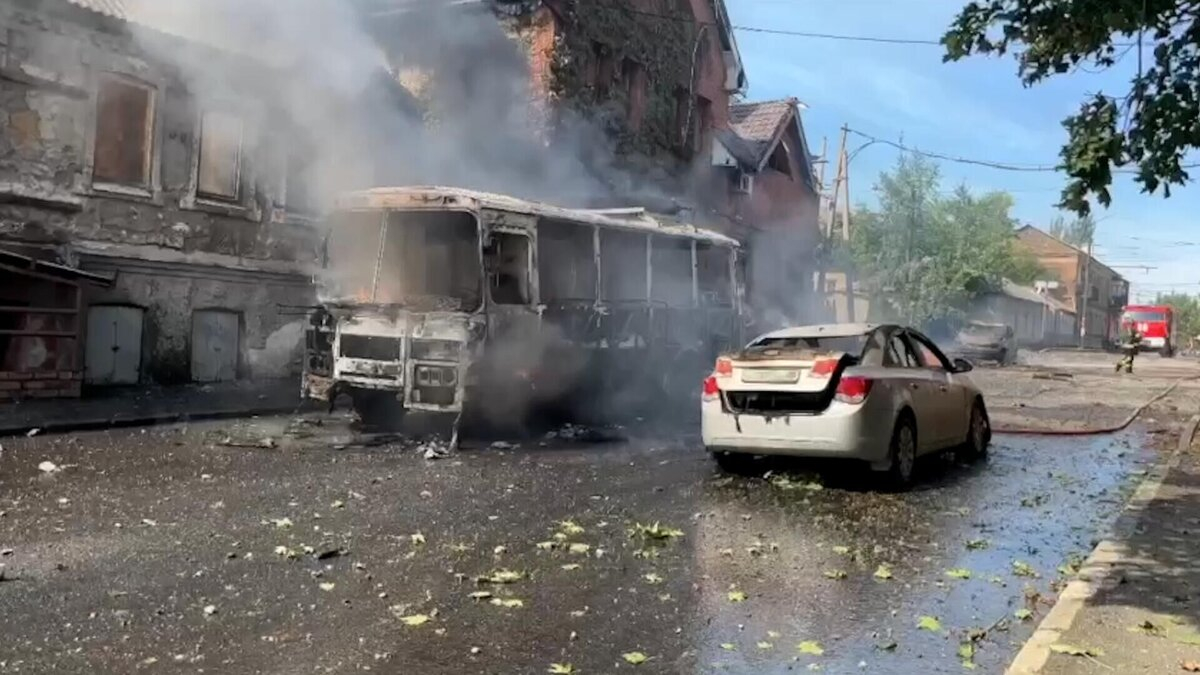 Число жертв удара по Донецку достигло 18