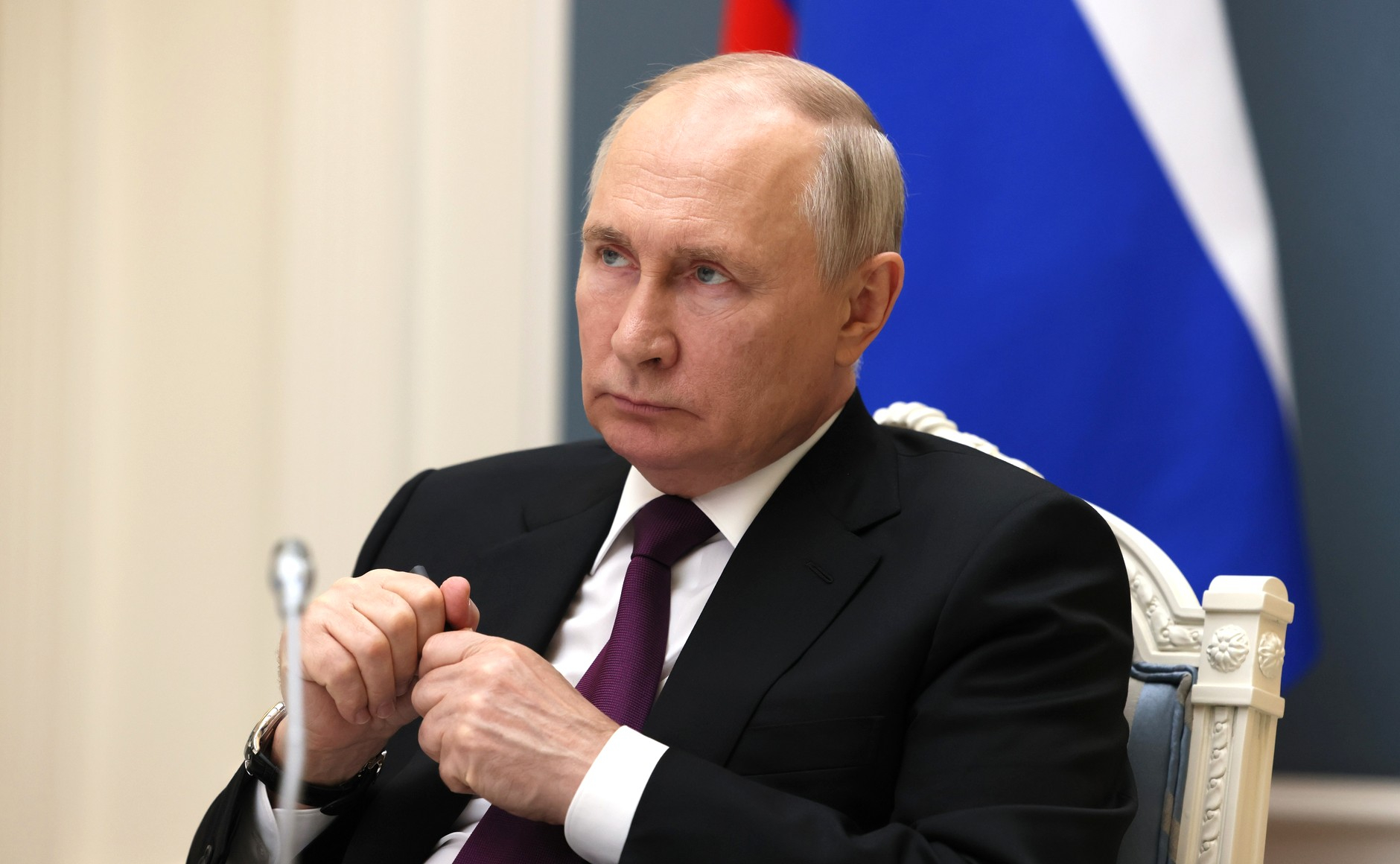 Путин поручил перечислять выплаты семьям погибших бойцов не дольше трех месяцев