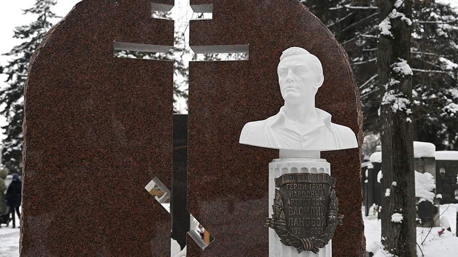 На Новодевичьем кладбище открыли памятник Василию Лановому