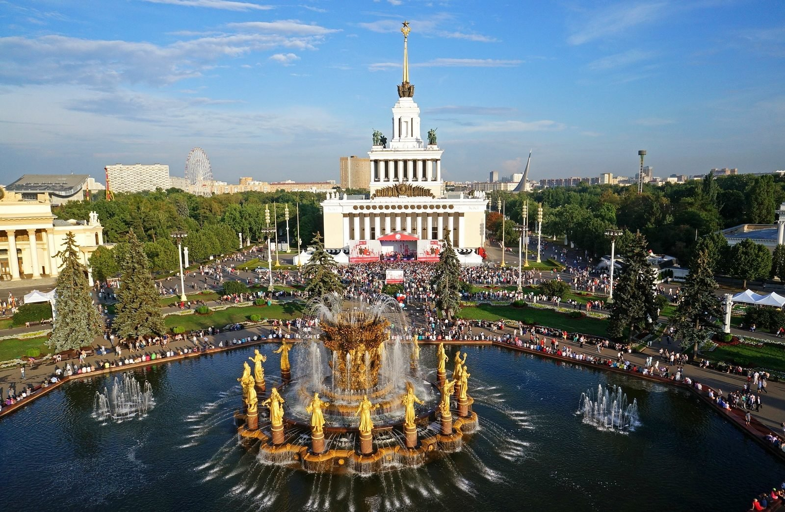 Посетитель съел часть картины на выставке в Москве