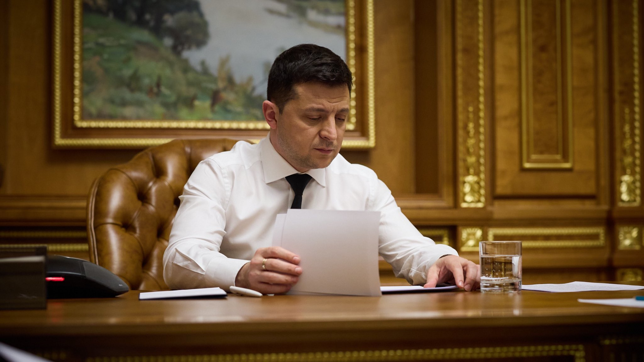 Зеленский внес в Раду проект о продлении военного положения на Украине