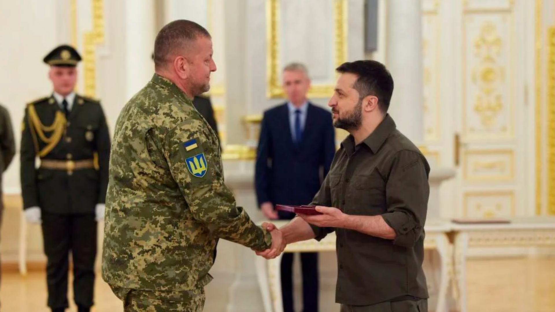 Зеленский присвоил Залужному «утешительное» звание Героя Украины после увольнения с должности