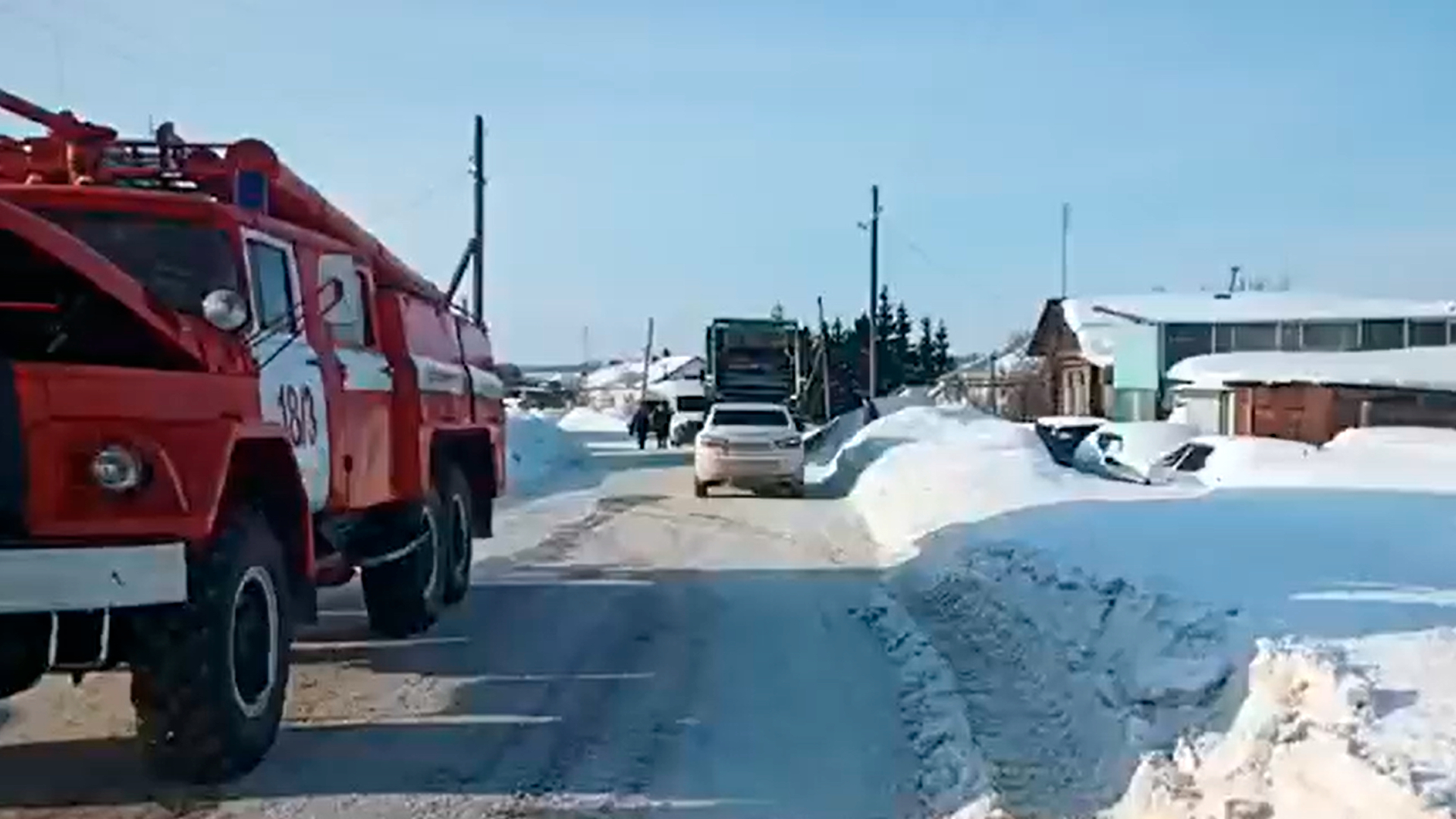 В Свердловской области бригада мусоровоза спасла трех человек из горящего дома