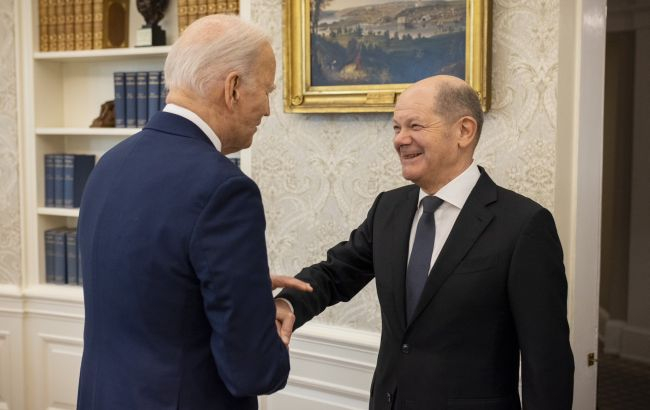 Welt: в США Шольца сравнивают с собакой Байдена