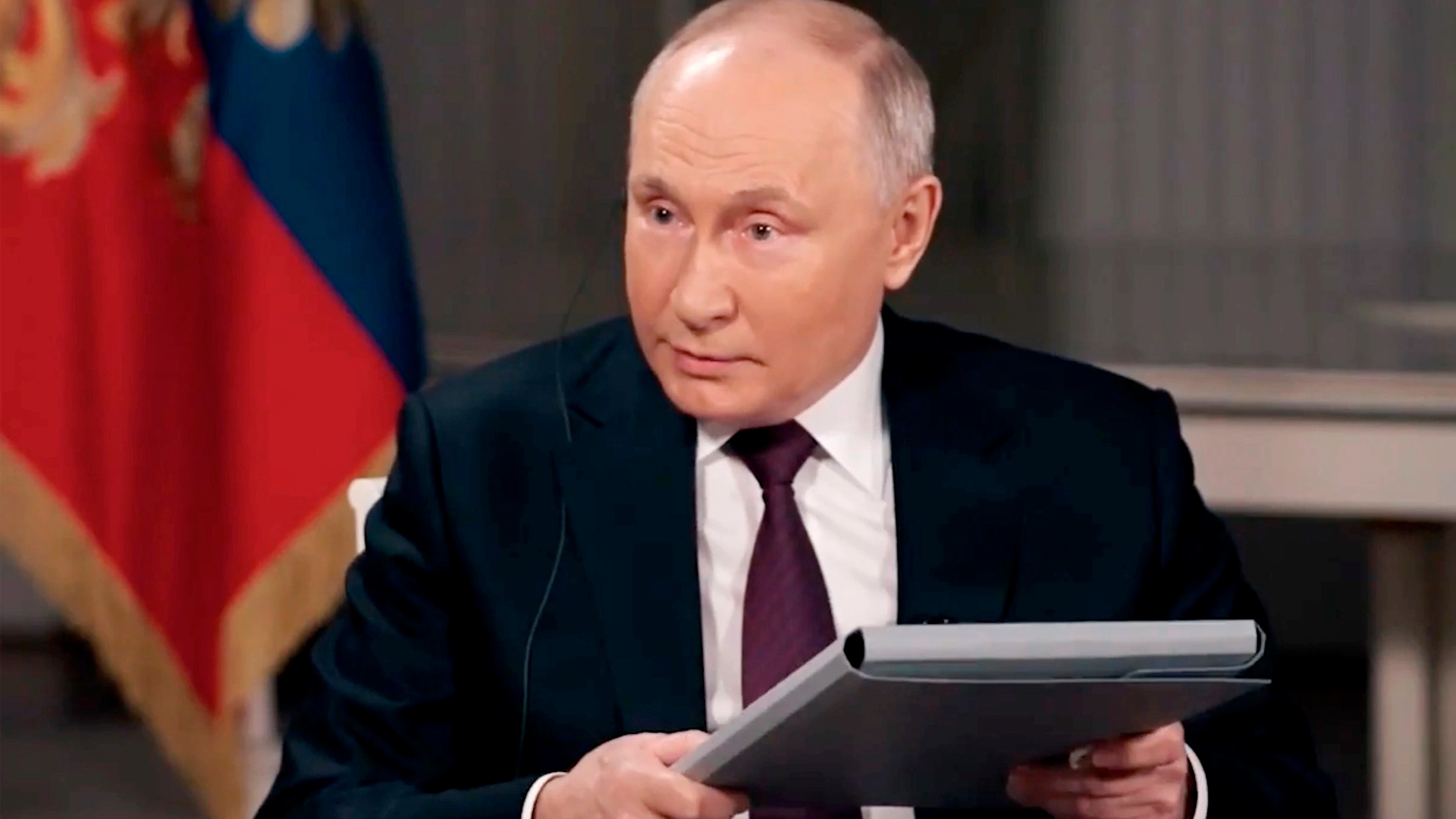 Песков рассказал о содержимом папки, которую Путин передал Такеру Карлсону