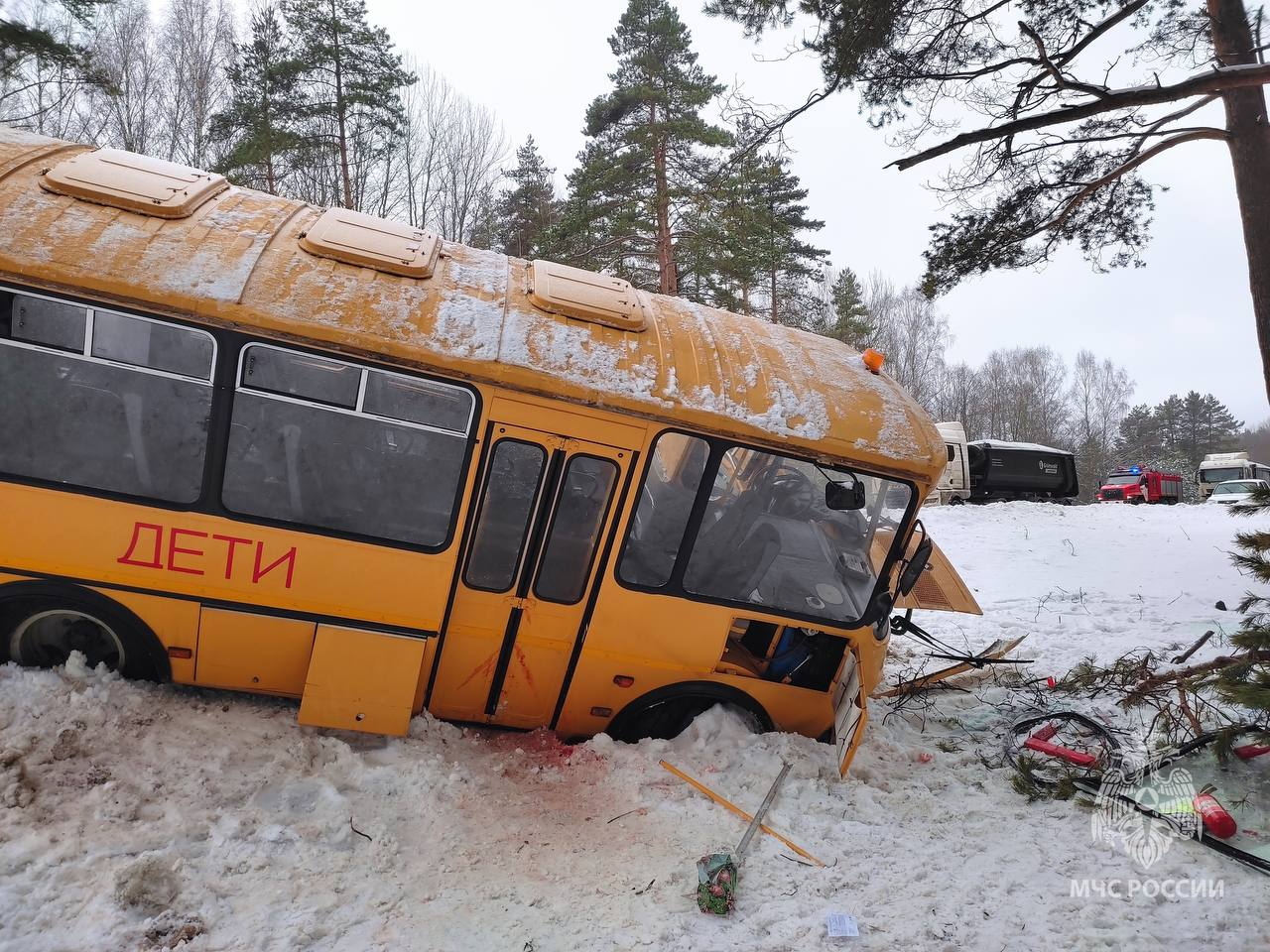 Под Псковом автобус с детьми столкнулся с грузовиком