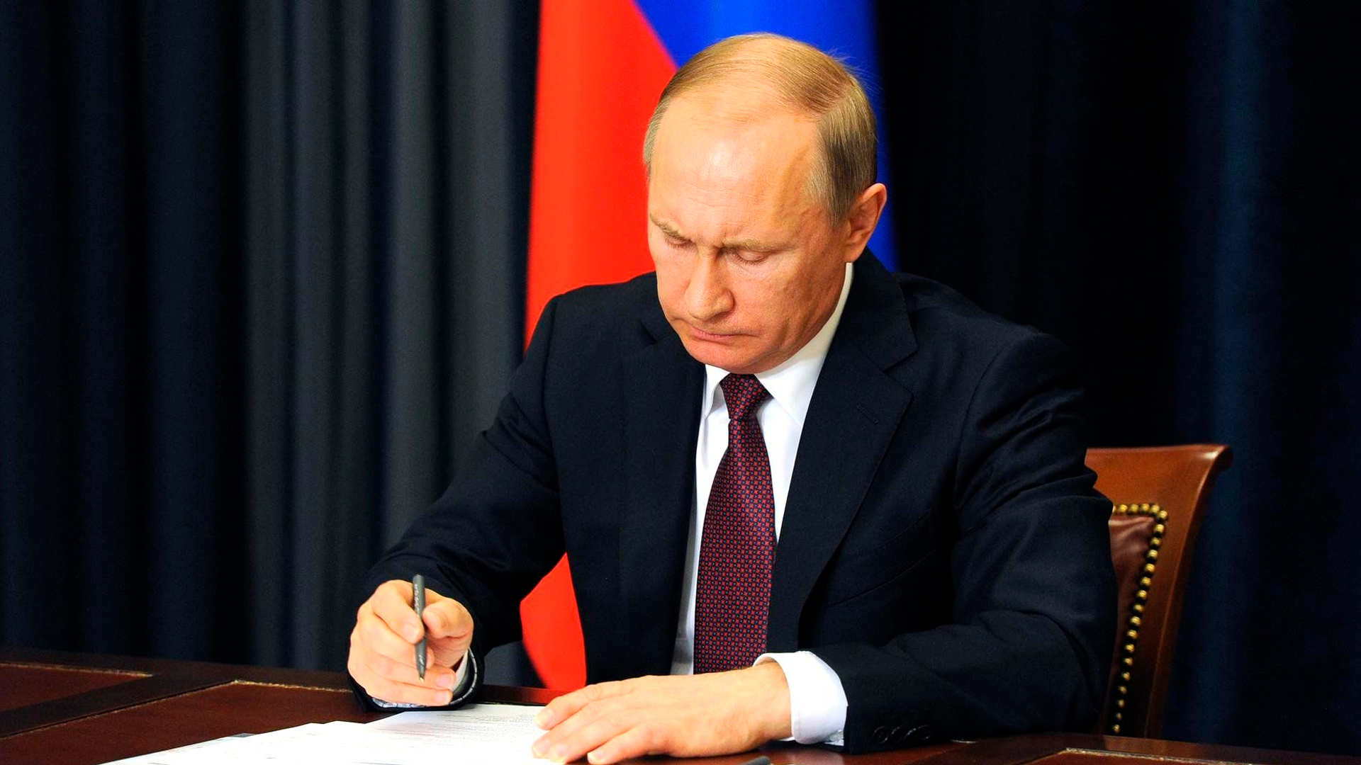 Путин подписал закон о конфискации имущества за фейки о российской армии