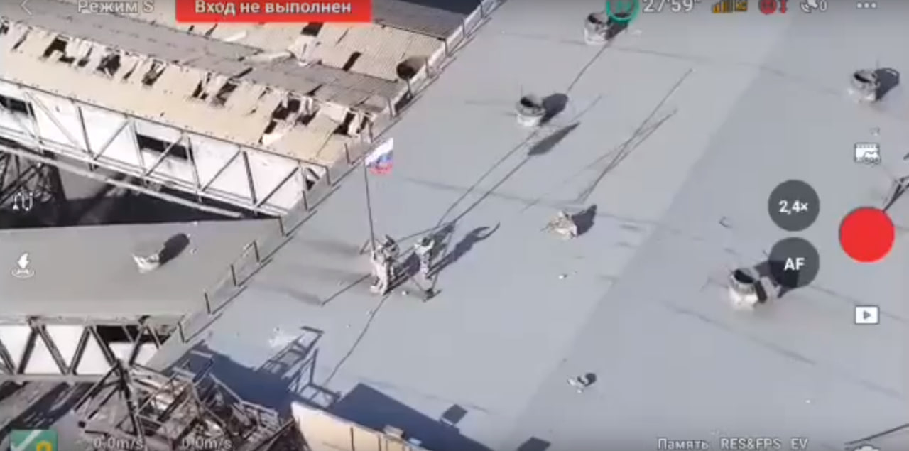 Русские военные водрузили флаг России на крыше Авдеевского коксохимического завода