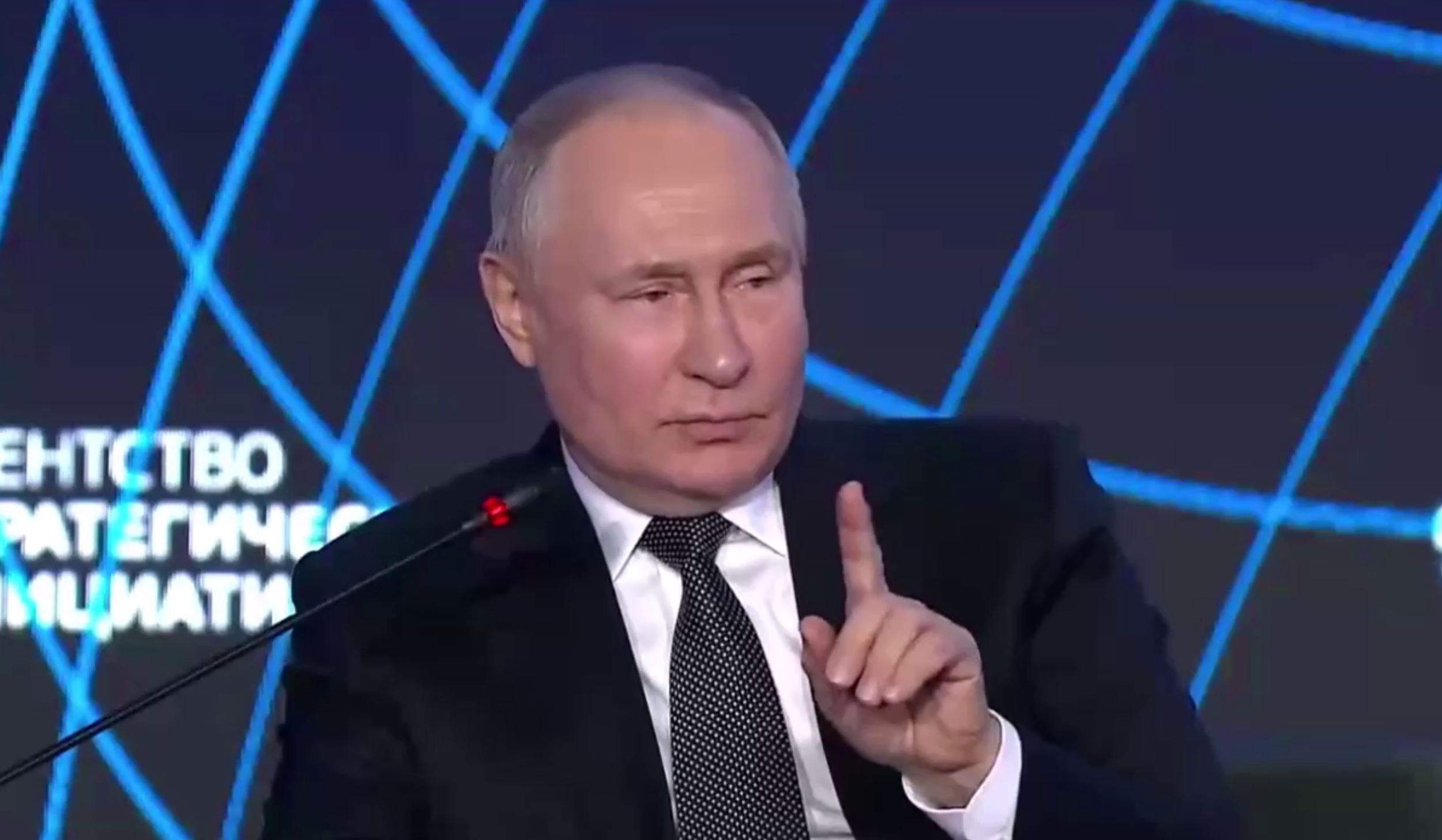 Путин выступил на форуме «Сильные идеи для нового времени», где представлен 24 Новый русский бренд