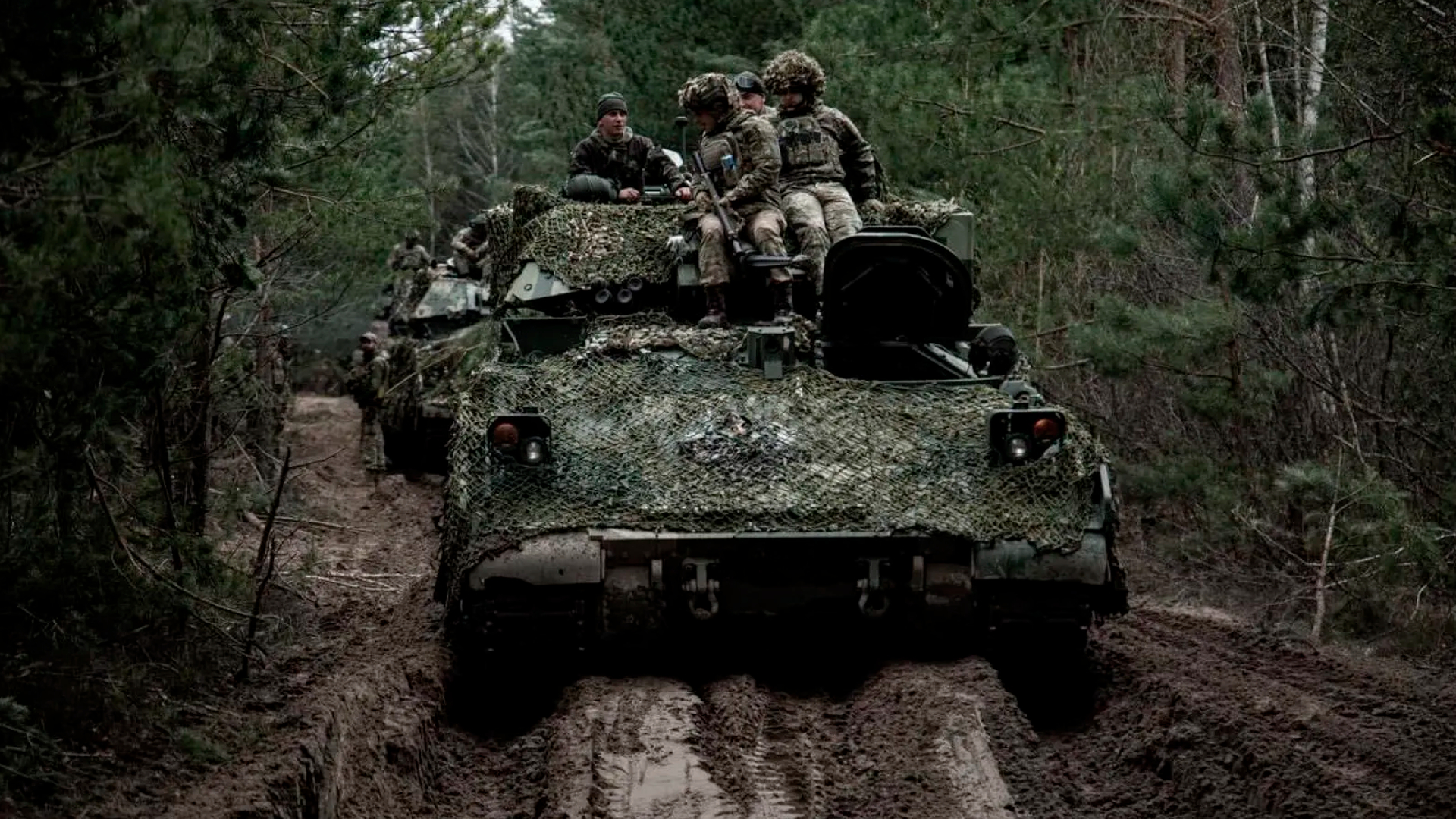 Захваченные в Авдеевке трофейные Т-64 и БМП Bradley ВСУ привезли в Донецк
