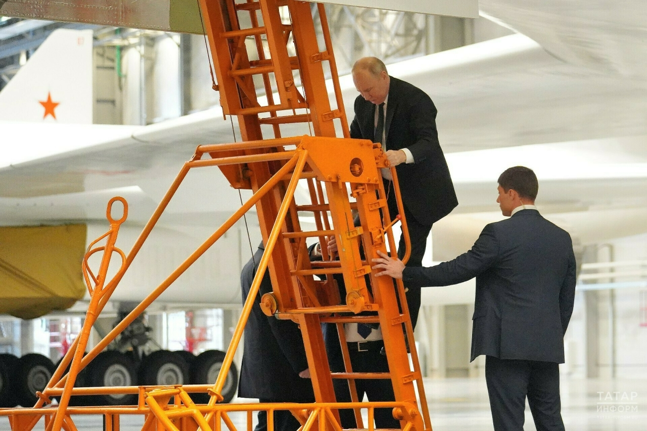Путин поднялся в кабину стратегического ракетоносца Ту-160М на заводе в Казани
