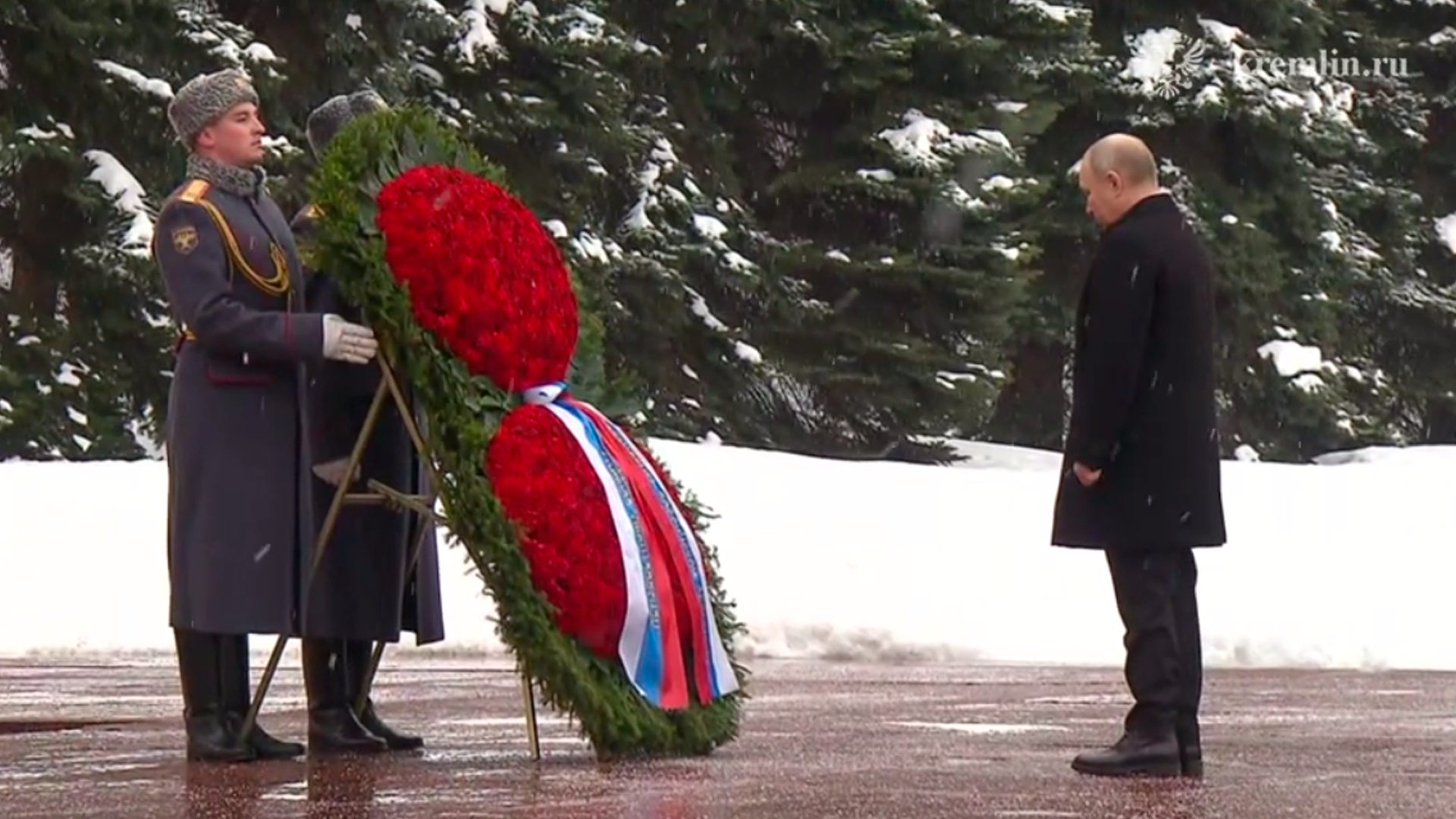 Путин возложил венок к Могиле Неизвестного Солдата в День защитника Отечества