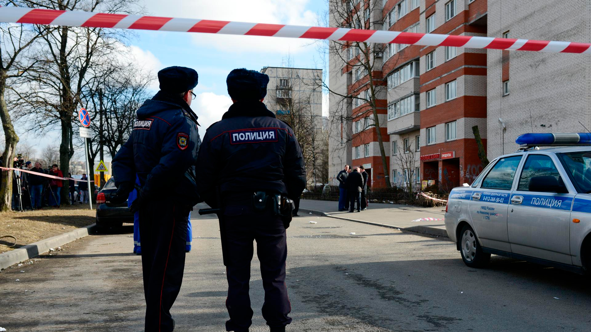 В Петербурге мигранты избили соседку за отказ убирать за ними