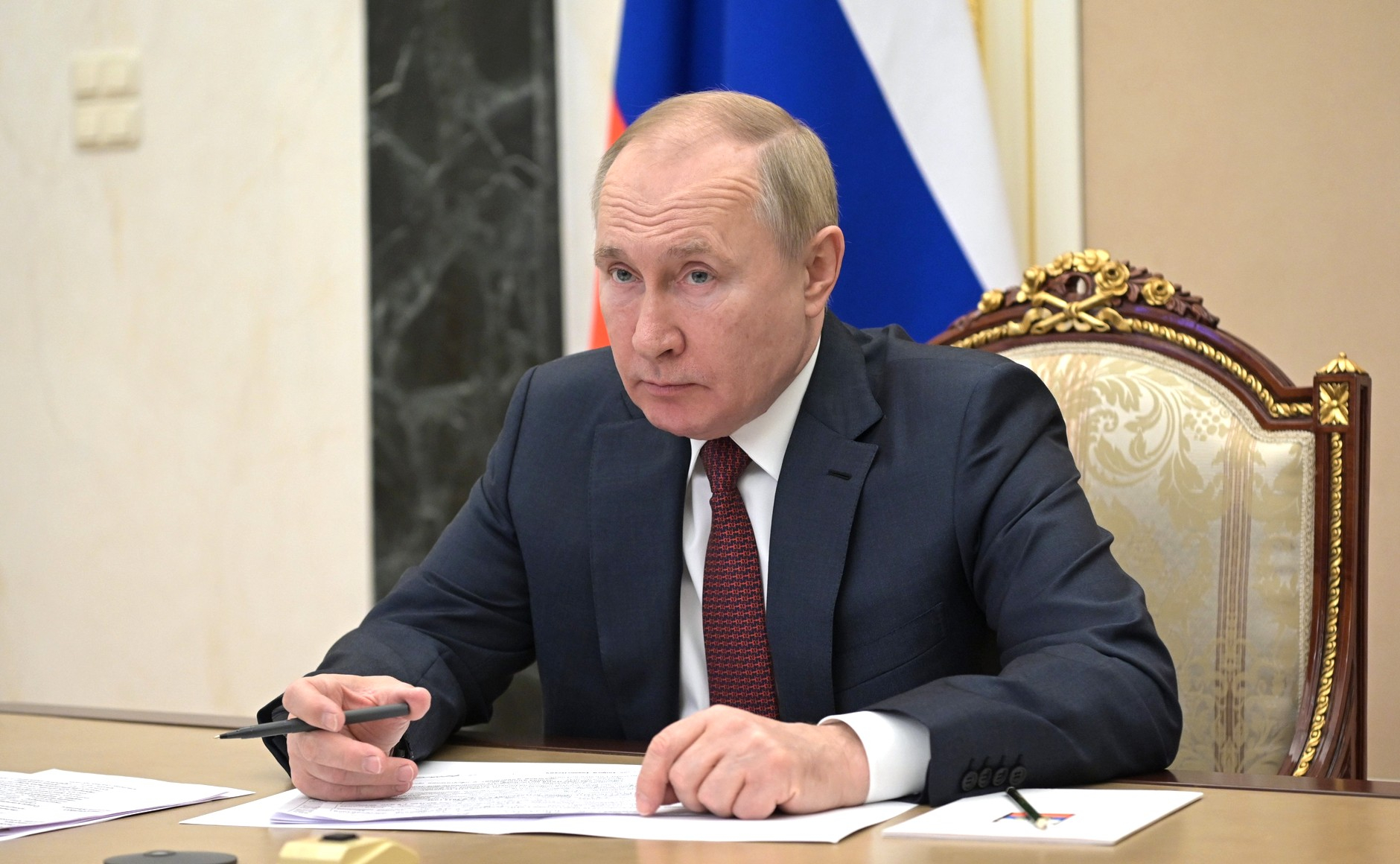 Путин подписал закон о праве россиян устанавливать самозапрет на кредиты
