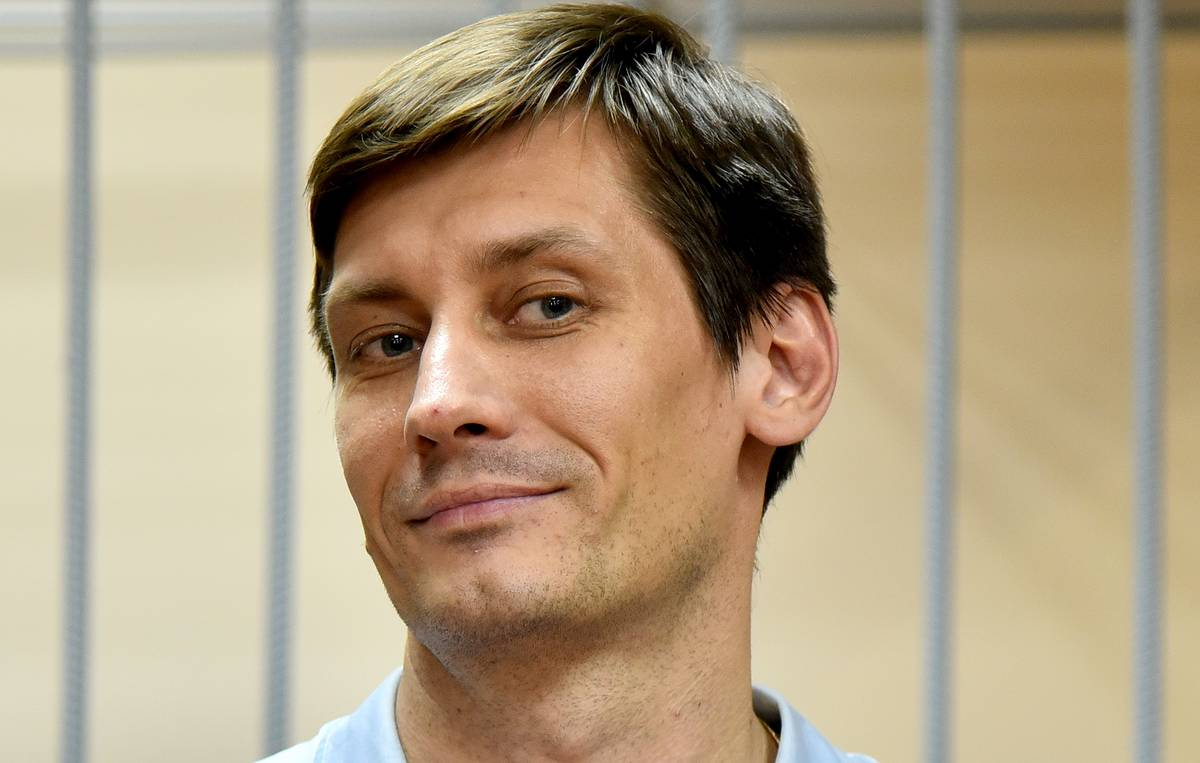 Суд заочно арестовал экс-депутата Госдумы Дмитрия Гудкова за фейки об армии