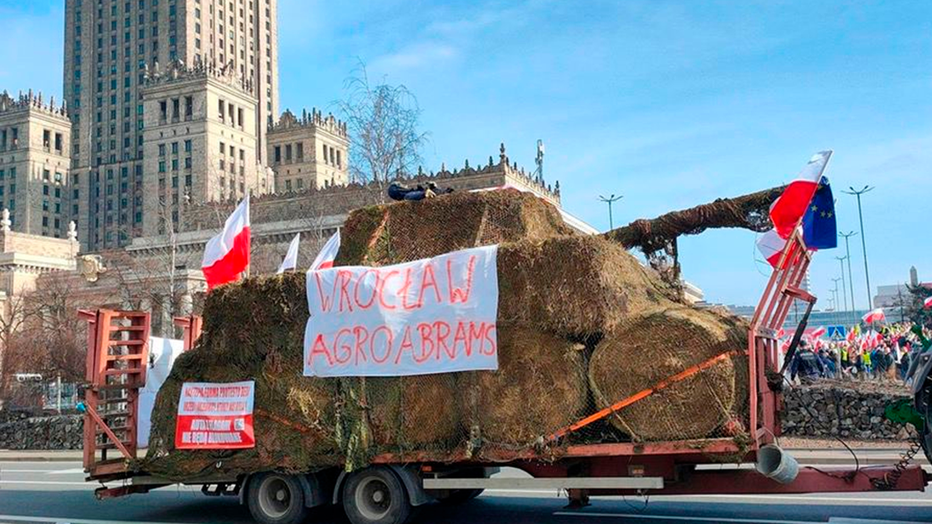 Польские протестующие вывели на улицы Abrams из сена