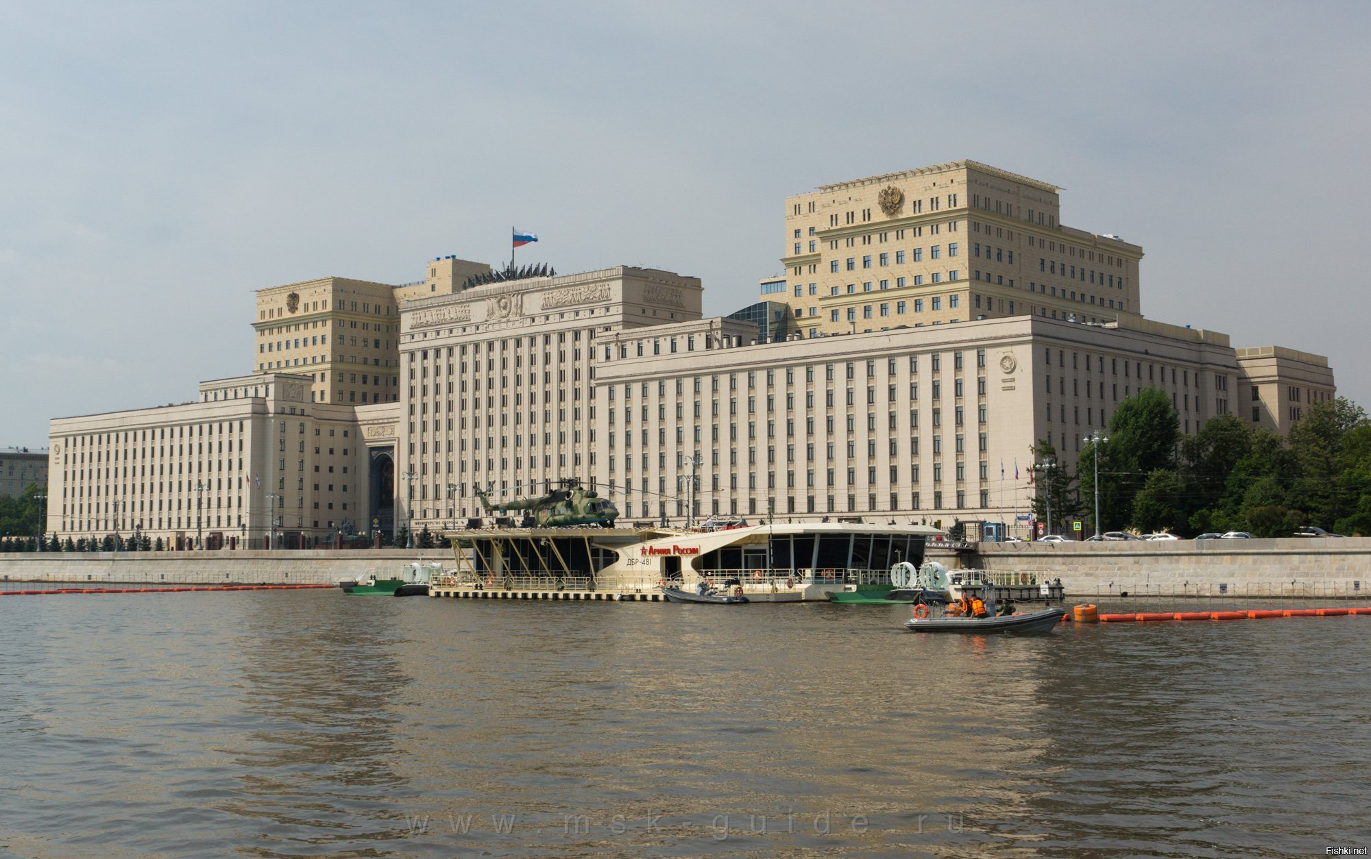 В Москве обнаружили следившую за зданием Минобороны камеру с антенной