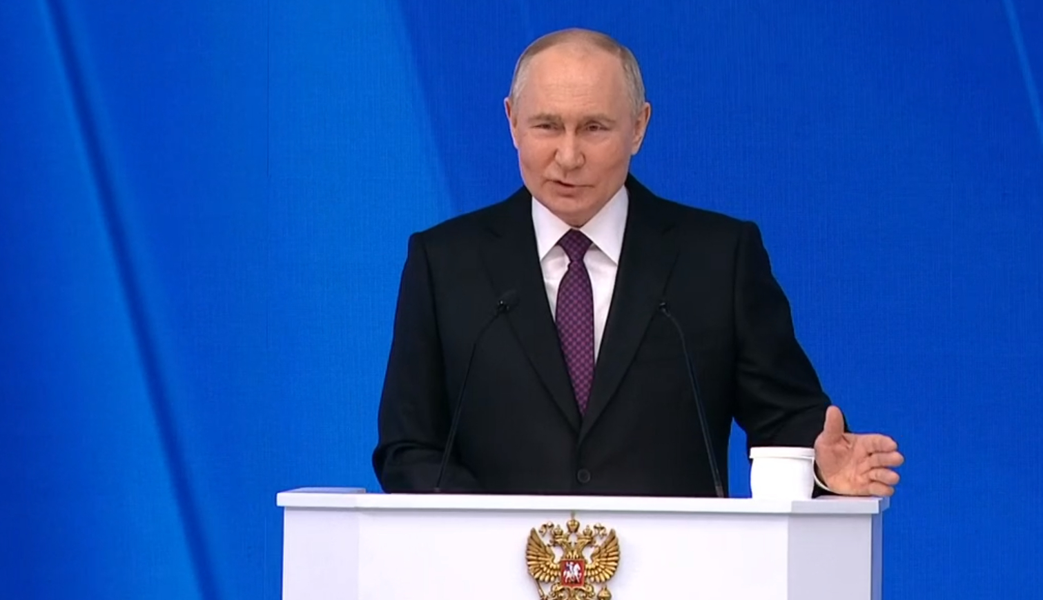 Путин предложил продлить программу материнского капитала до 2030 года