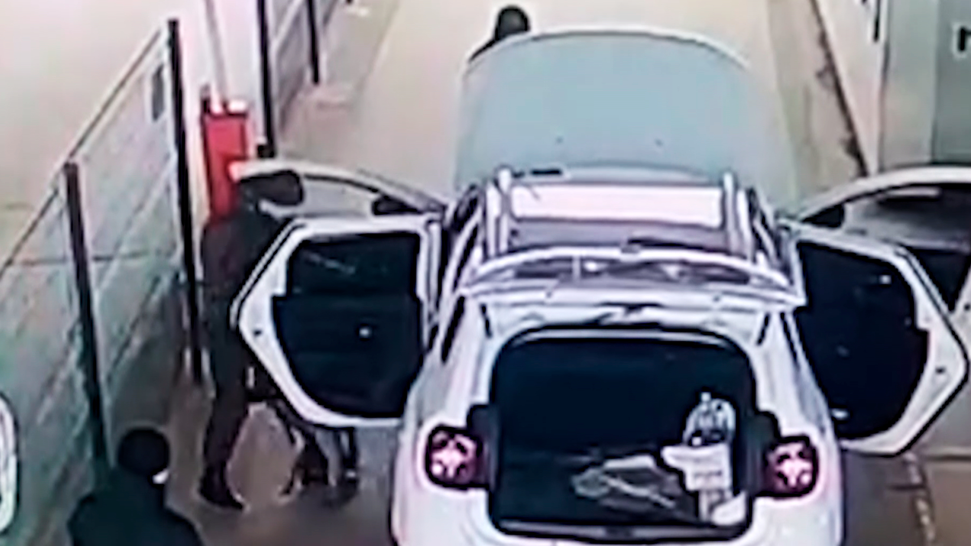 Самодельное взрывное устройство нашли на днище машины на въезде в Крым