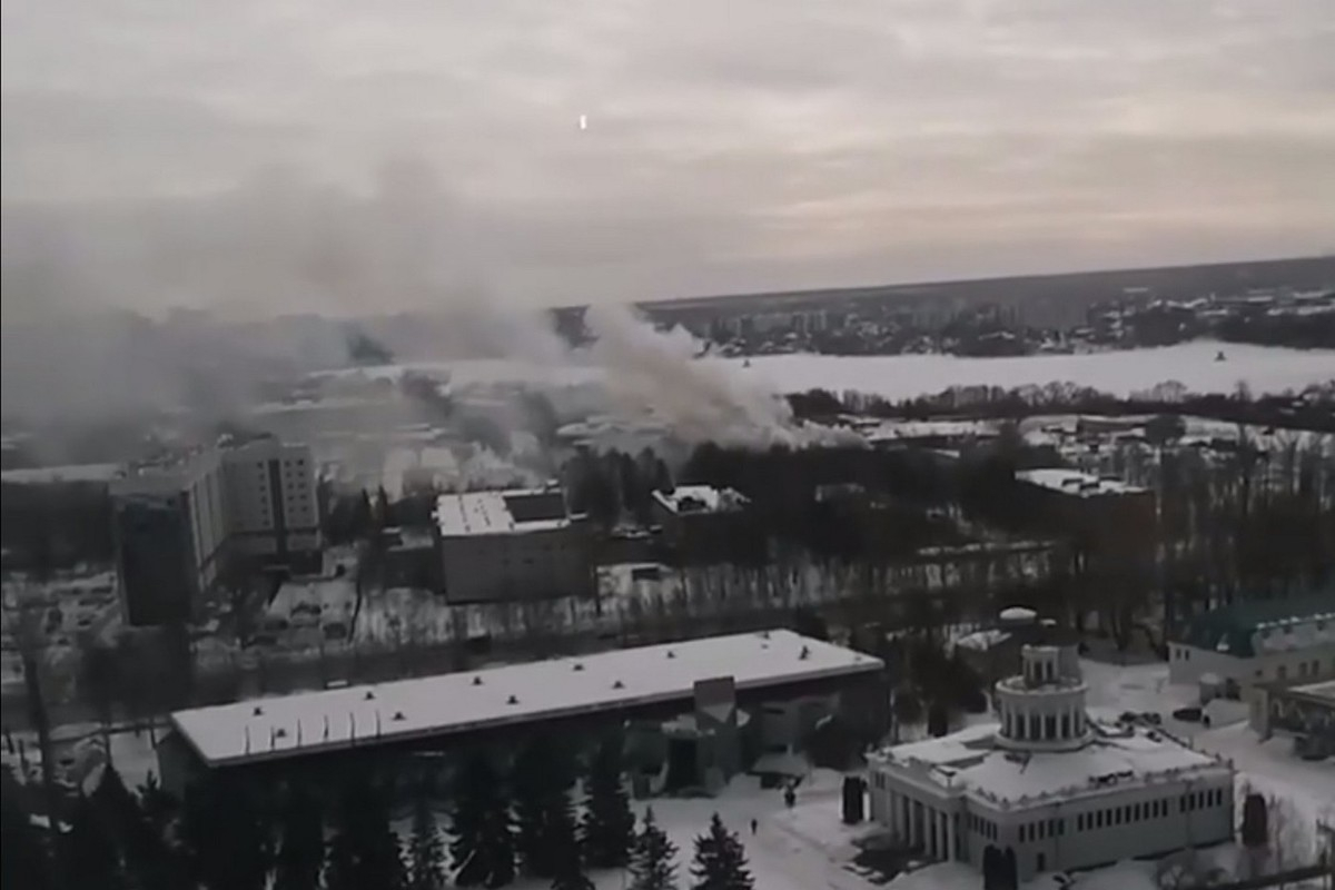 В Казани начался пожар в Казанском высшем танковом училище
