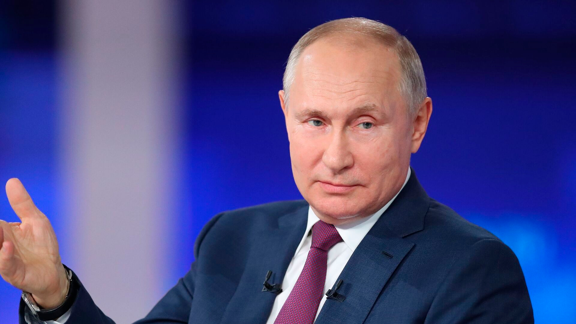 Путин поздравил женщин с 8 марта
