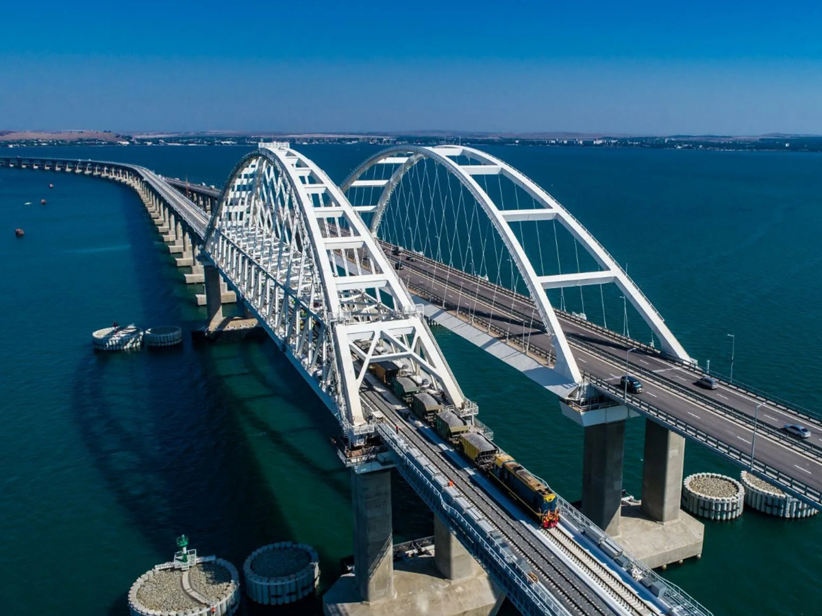 На Крымском мосту перекрыли движение транспорта