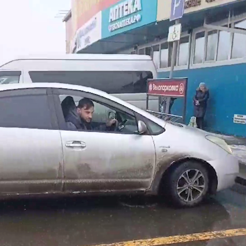 В Уссурийске водитель пригрозил оторвать ногу инвалиду-участнику СВО