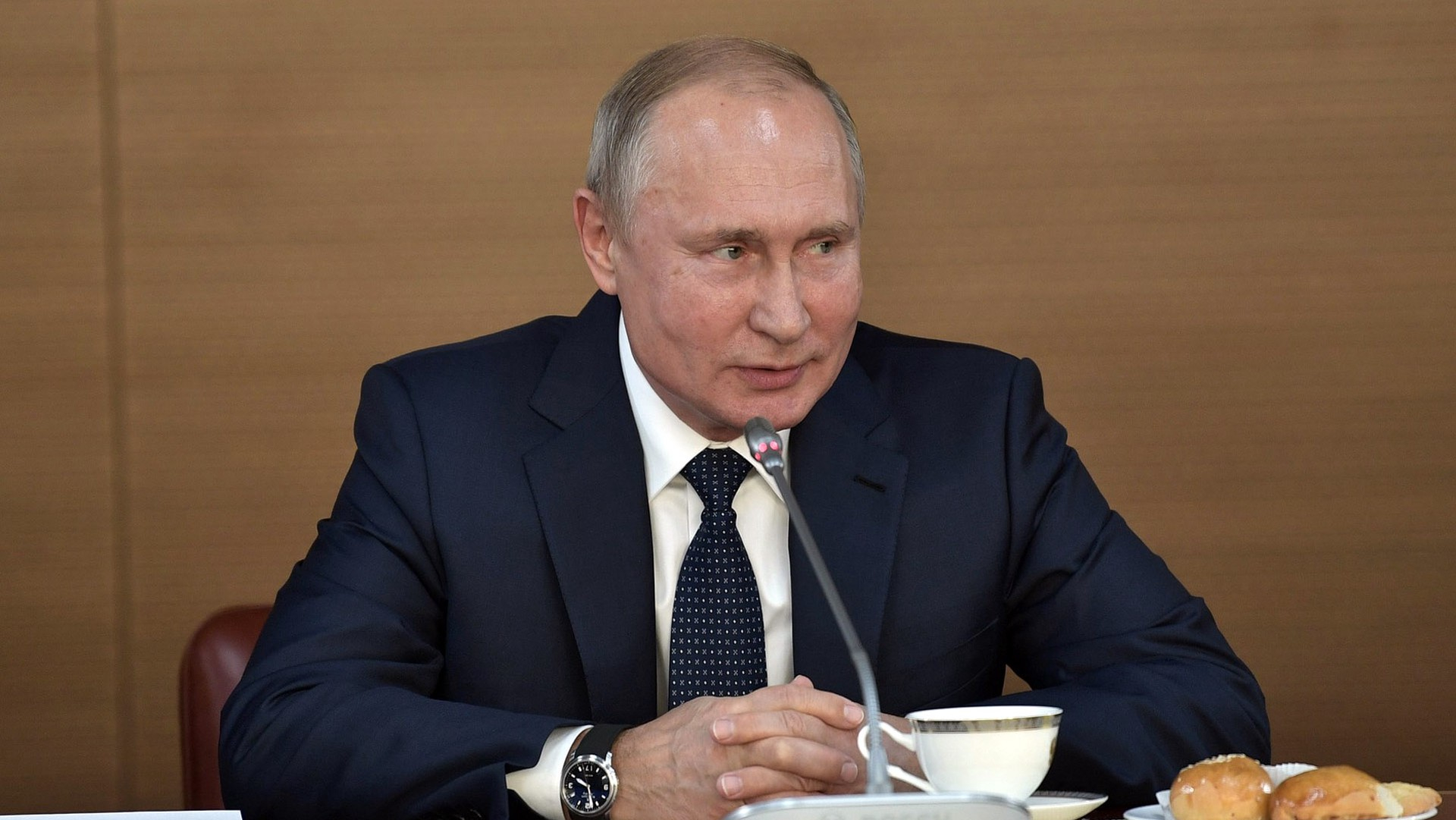 Путин пошутил, что хотел бы сделать прическу с дредами