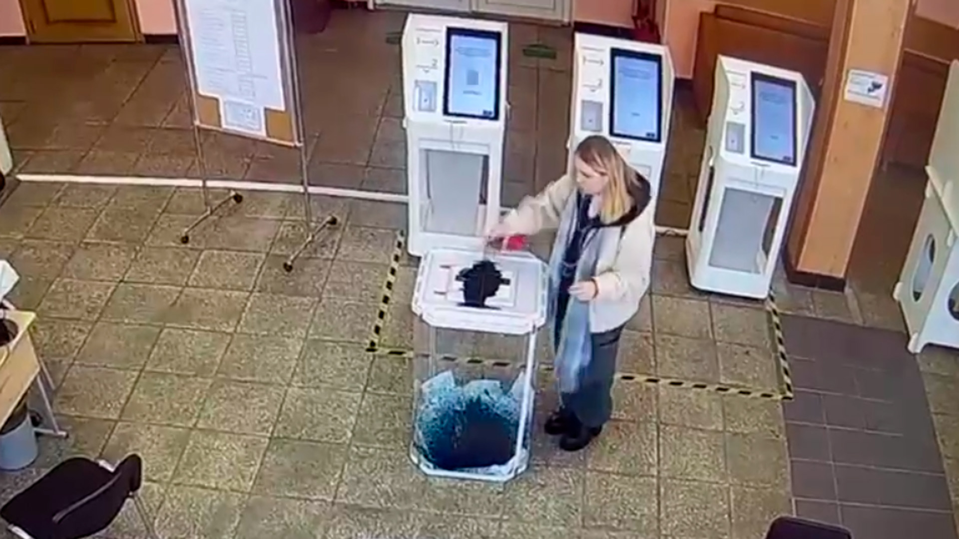 В Москве кричавшая проукраинские лозунги девушка залила урну с бюллетенями зеленкой