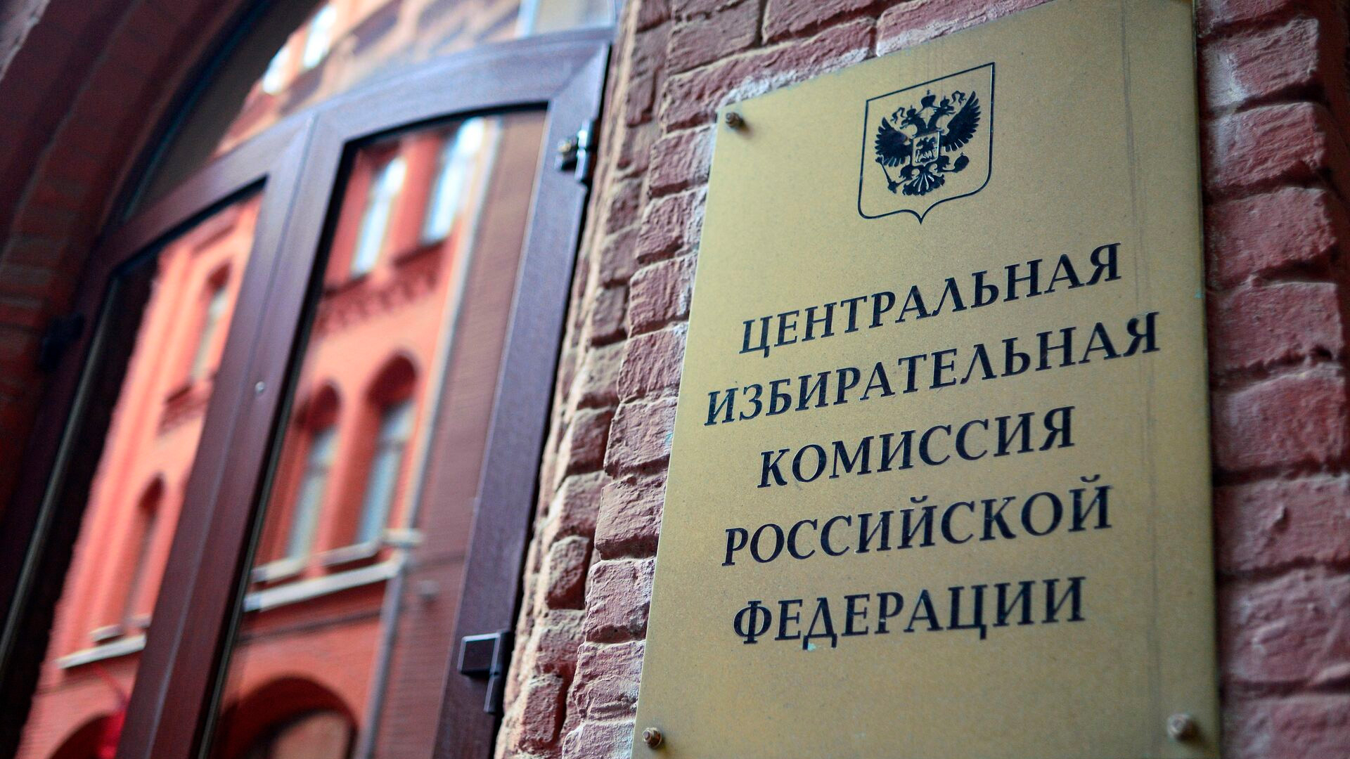ЦИК призвал усилить охрану урн из-за залитых чернилами бюллетеней