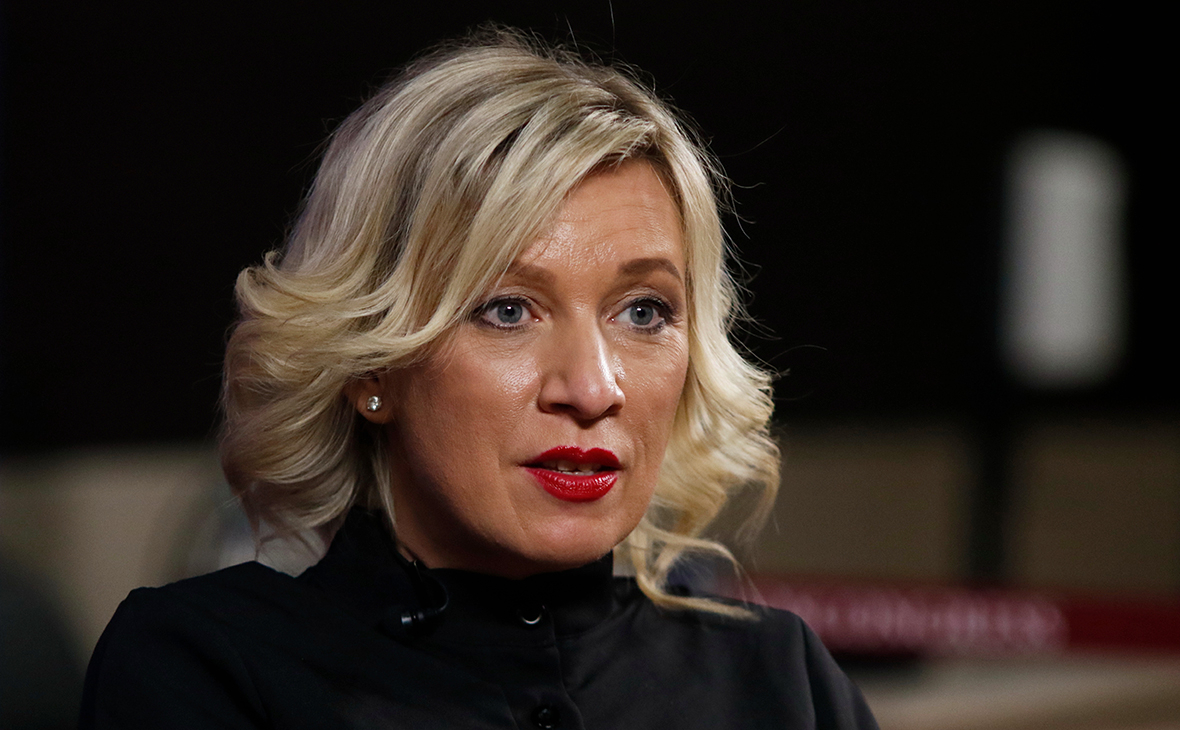 Захарова призвала Макрона прекратить поставки оружия Украине