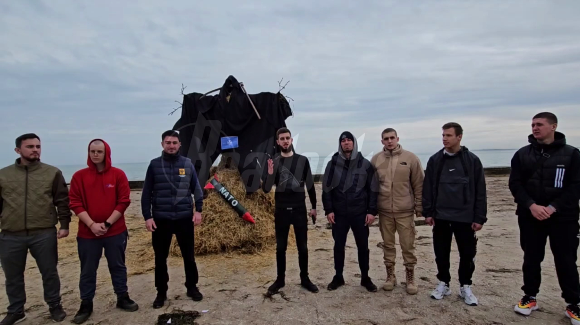 Молодежь Херсонской области сожгла чучело НАТО на берегу Азовского моря