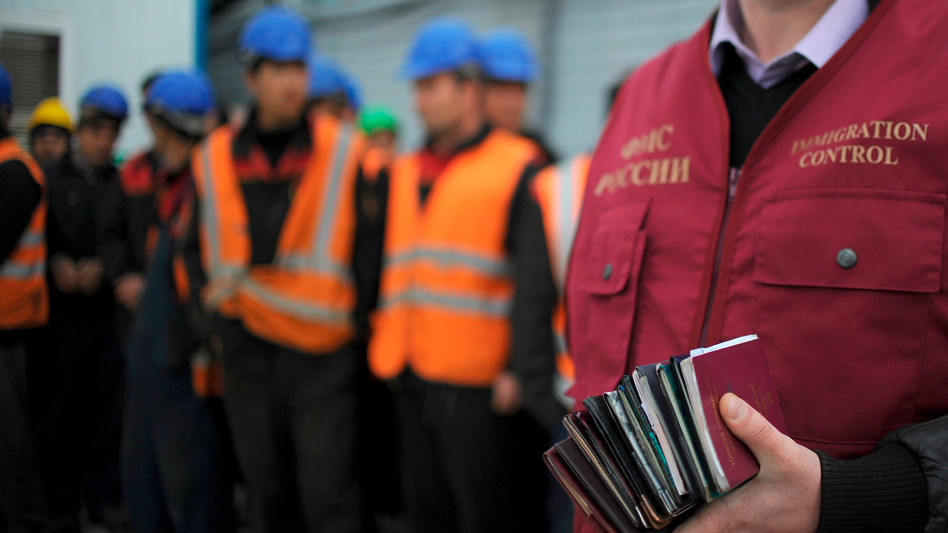 Минфин собрался разрешить мигрантам работать по одному патенту в нескольких регионах