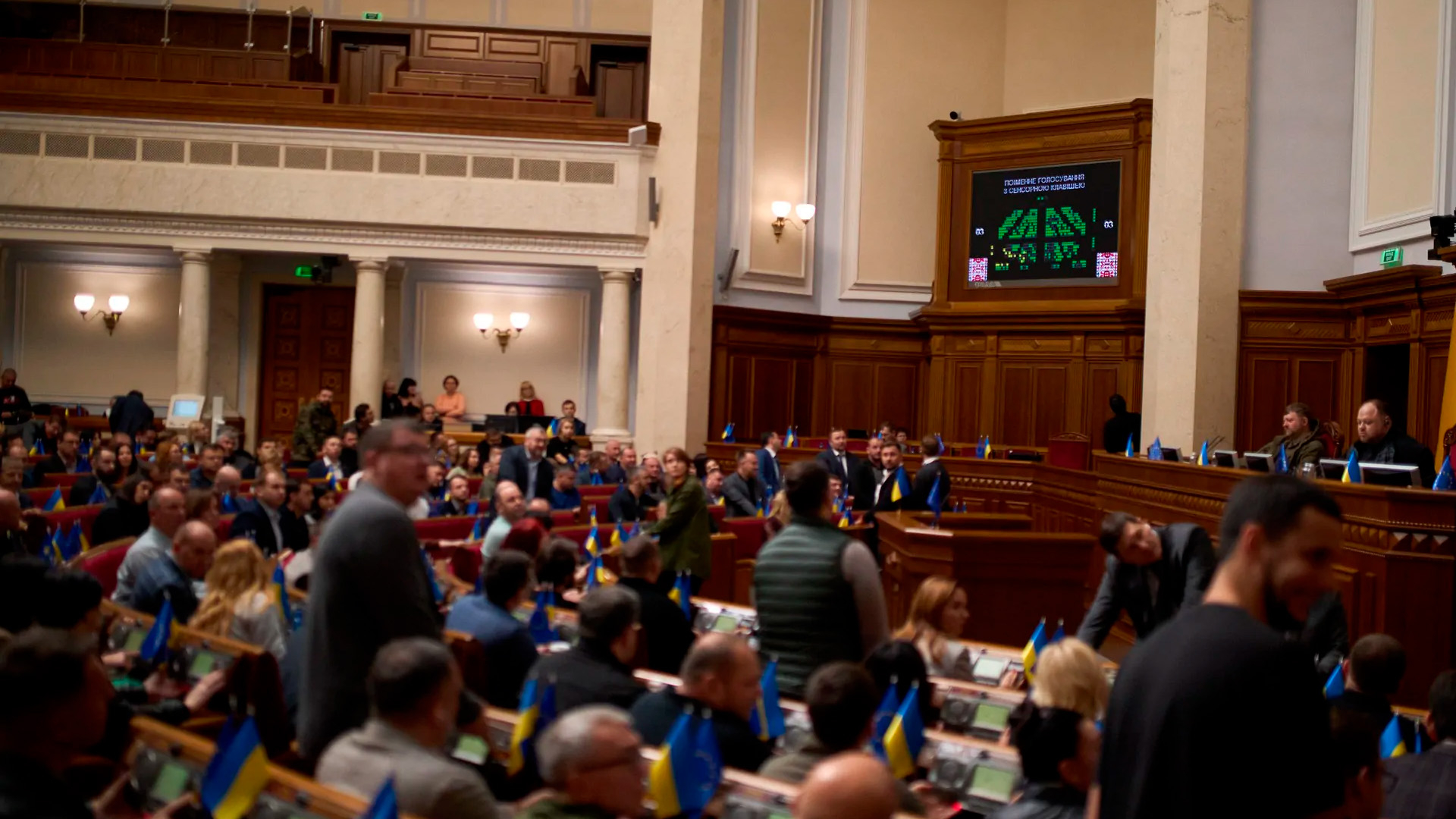Десятки депутатов партии Зеленского собрались сложить мандаты