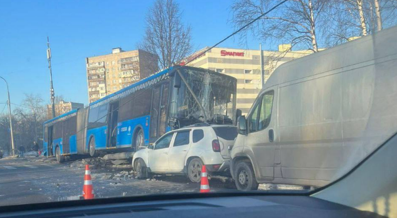 В Москве автобус-гармошка выехал на встречку и протаранил несколько автомобилей