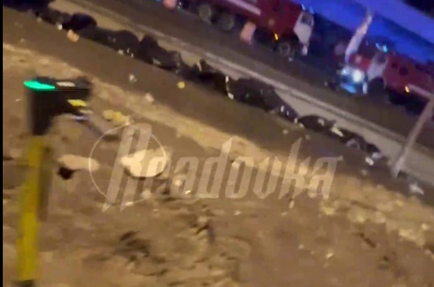 Тела погибших в результате теракта в «Крокусе» упаковывают на месте трагедии