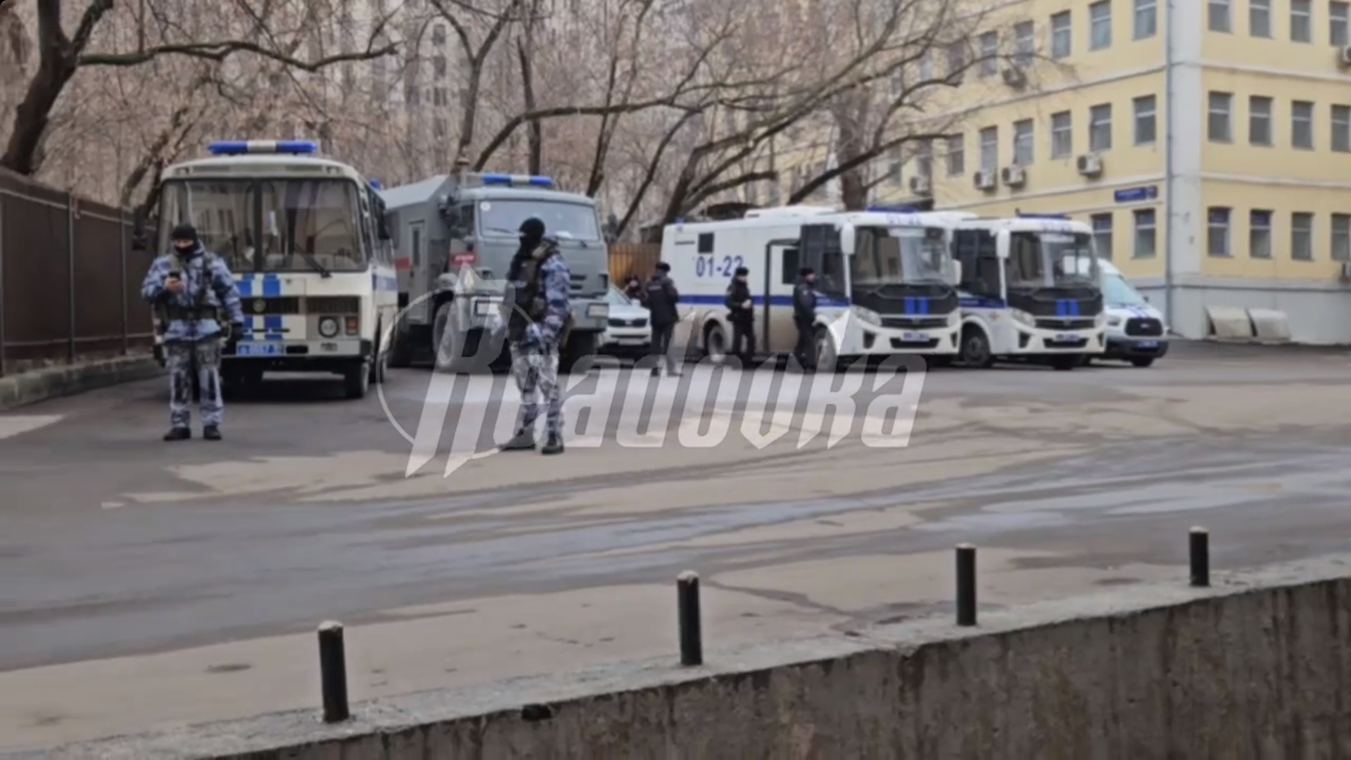 Правоохранители усилили охрану Басманного суда, куда привезут участников теракта в «Крокусе»