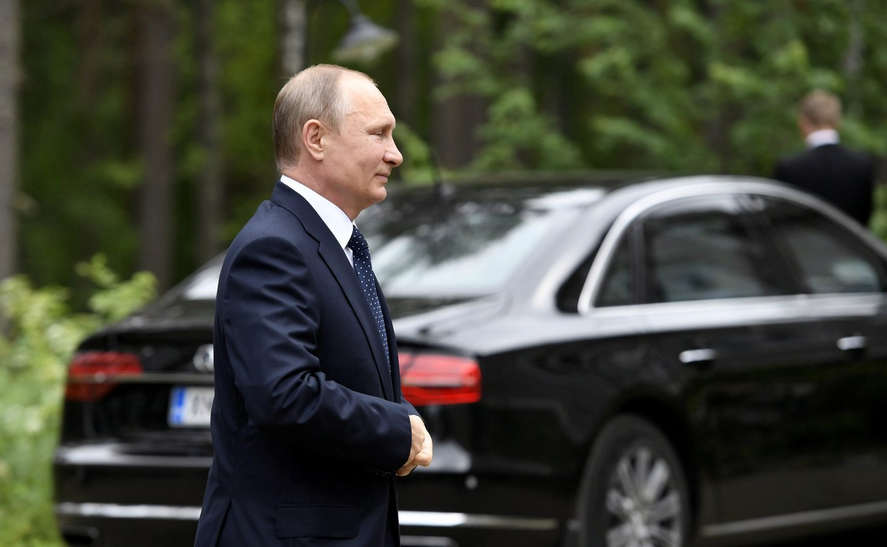 Путин вышел из машины к людям в Торжке