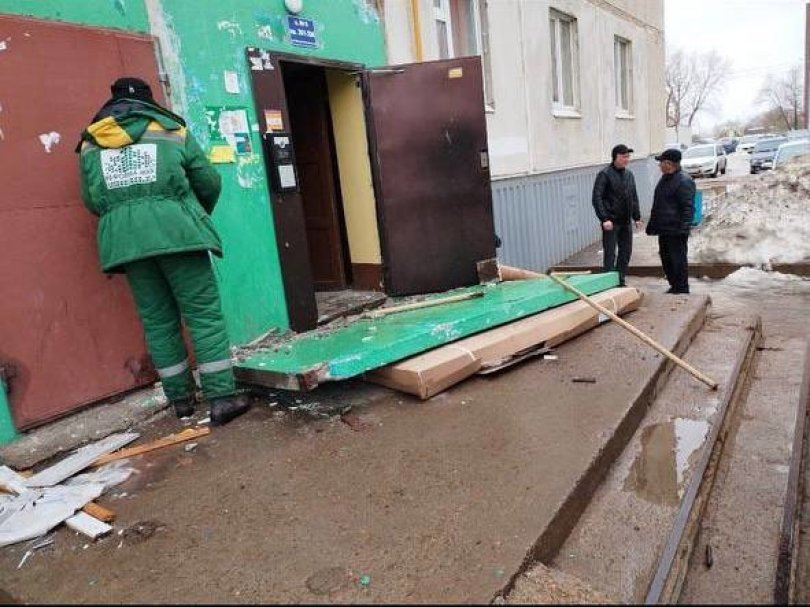 В Уфе обрушилась бетонная перегородка подъезда многоэтажки