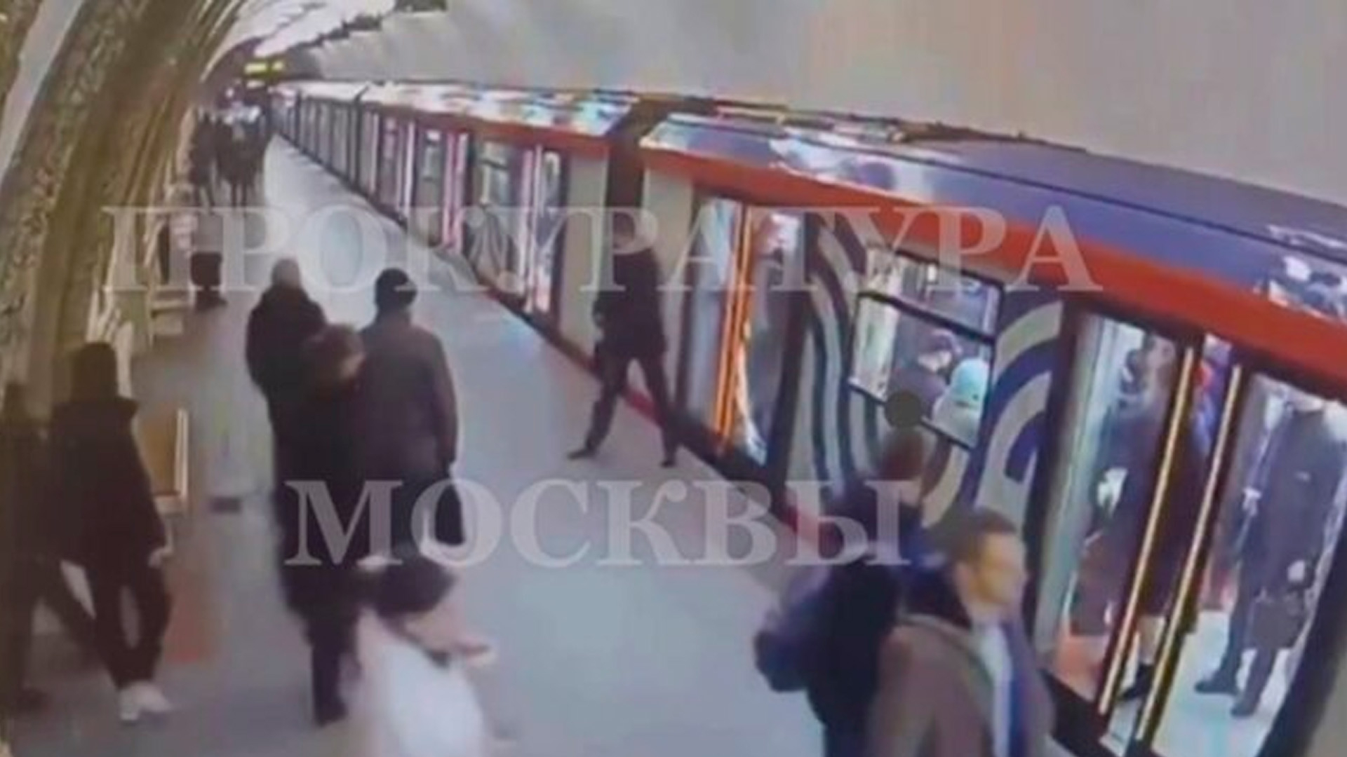 В Москве пассажир метро разозлился и разбил ногой стеклянную створку двери вагона