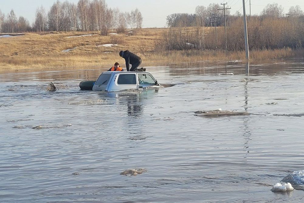 На Алтае пассажирский автобус затонул в заполненном талыми водами кювете