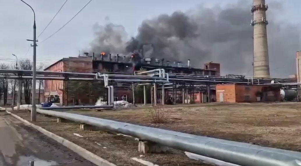 В Подмосковье тушат пожар на территории завода «Электроизолит»