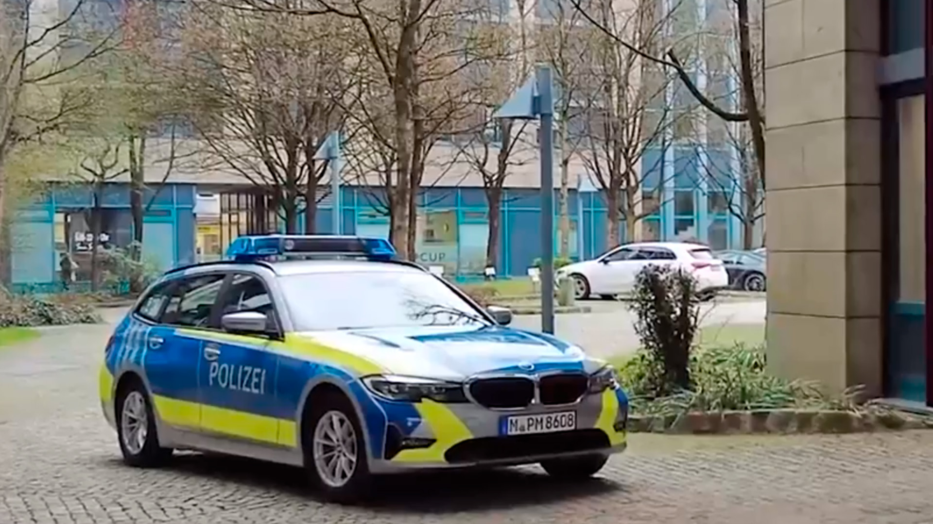 Немецкие полицейские сняли штаны из-за Украины