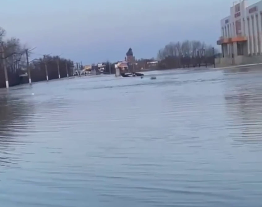 Дамба в Орске полностью разрушена: в городе найдены два тела, а улицы продолжает затапливать