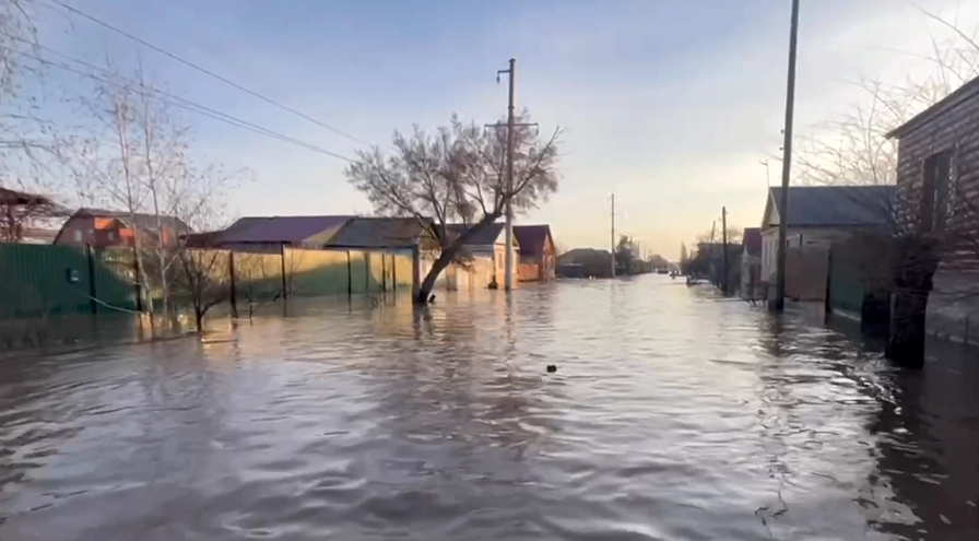 Кадры из Старого города Орска, где эвакуированы более 700 человек
